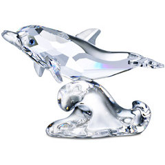 Delphin-Baby - K�rper in klarem facettiertem Kristall unfacettierter Sockel in Wellenform - Augen in Wal Kristall